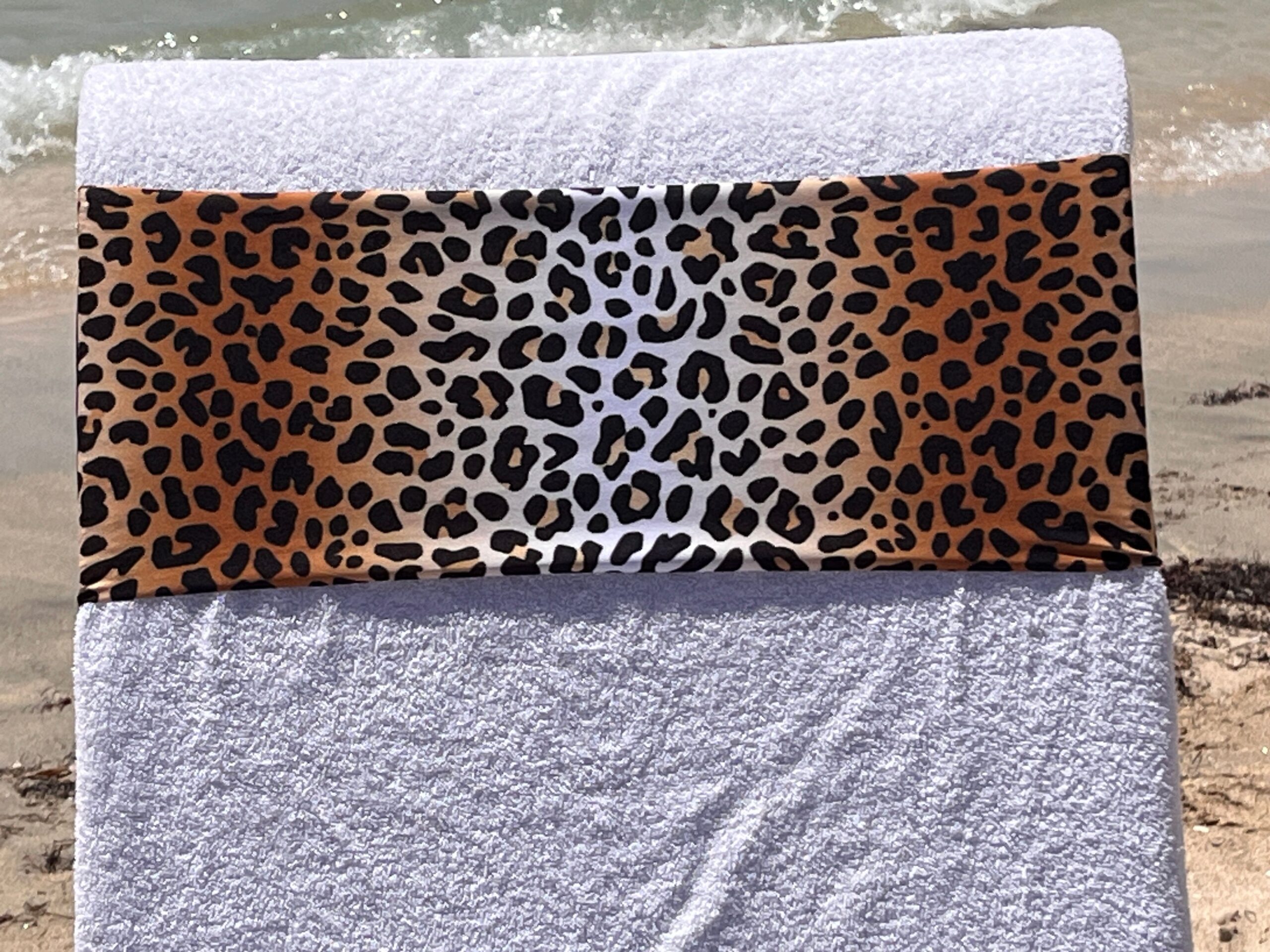 Leopard print design on a reusable tcboo sun lounger band