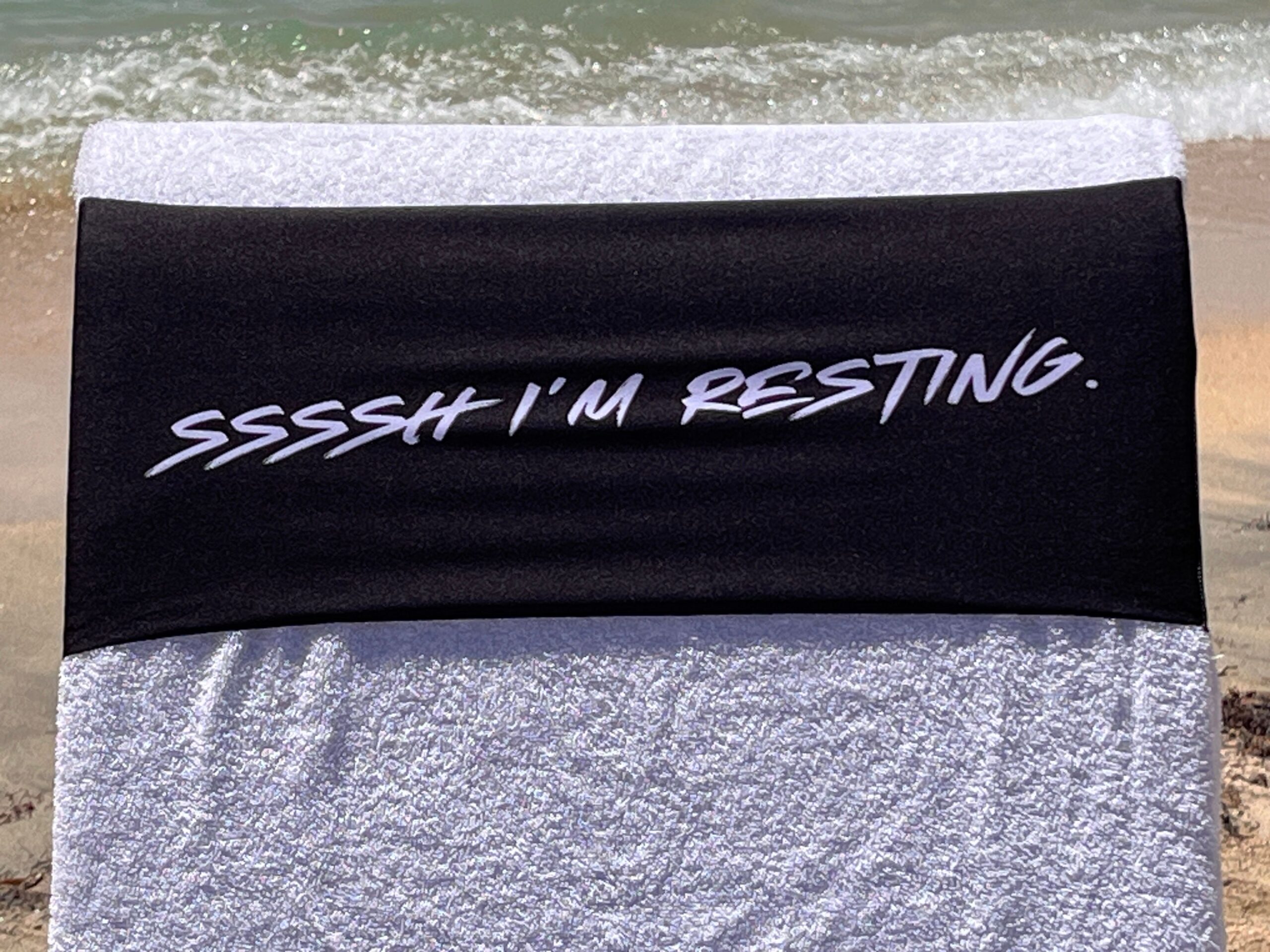 Alternative view of the I’m off to get another beer reusable tcboo sun lounger band
